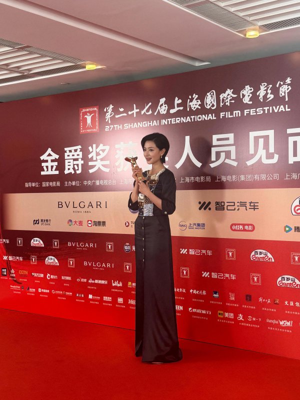 掌互通 万茜夺第27届上海国际电影节最佳女主角，泪洒领奖台，获奖全名单出炉